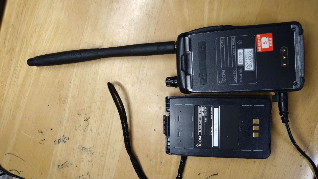 【アマチュア無線】ICOM トランシーバー ic-t8 充電器付き