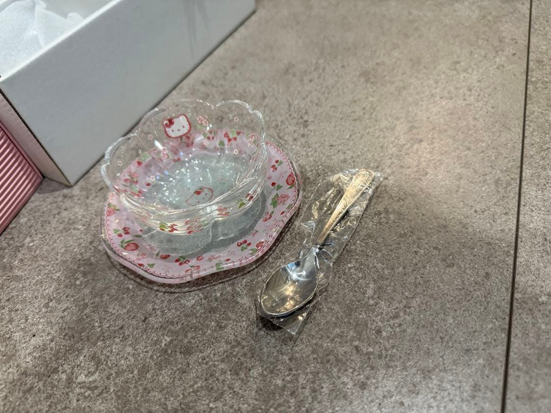 新品未使用　ハローキティー　デザート皿セット