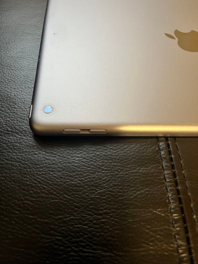 トモカズ　美品！Apple iPad【第6世代 32GB Wifiモデル】