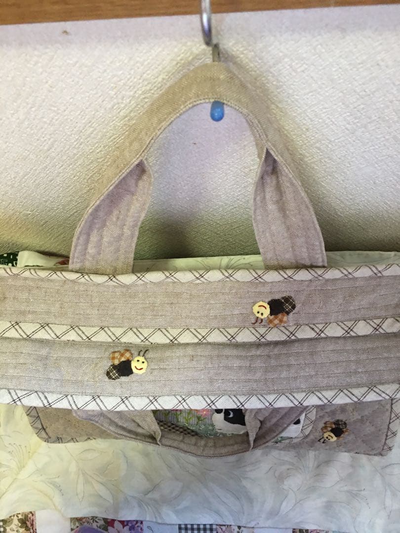 パッチワークキルトバック　大きめのトートバック　ワンコ &ミツバチ NO41