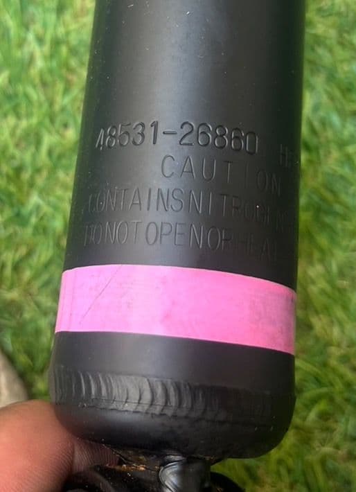 200系ハイエース純正ショックアブソーバー 新車外し