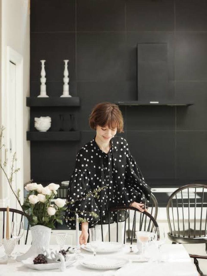 ローブブラン　Sheer Polka Dot Ribbon Blouse