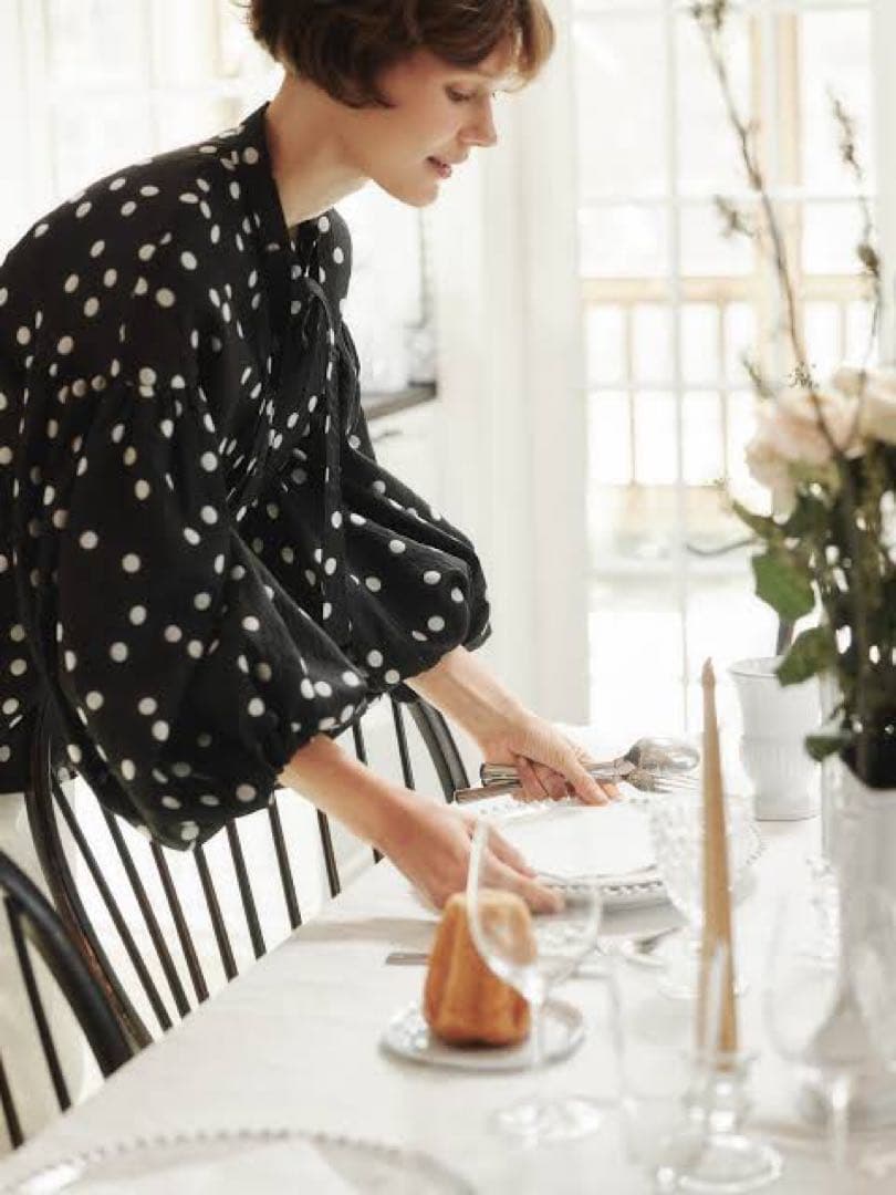 ローブブラン　Sheer Polka Dot Ribbon Blouse