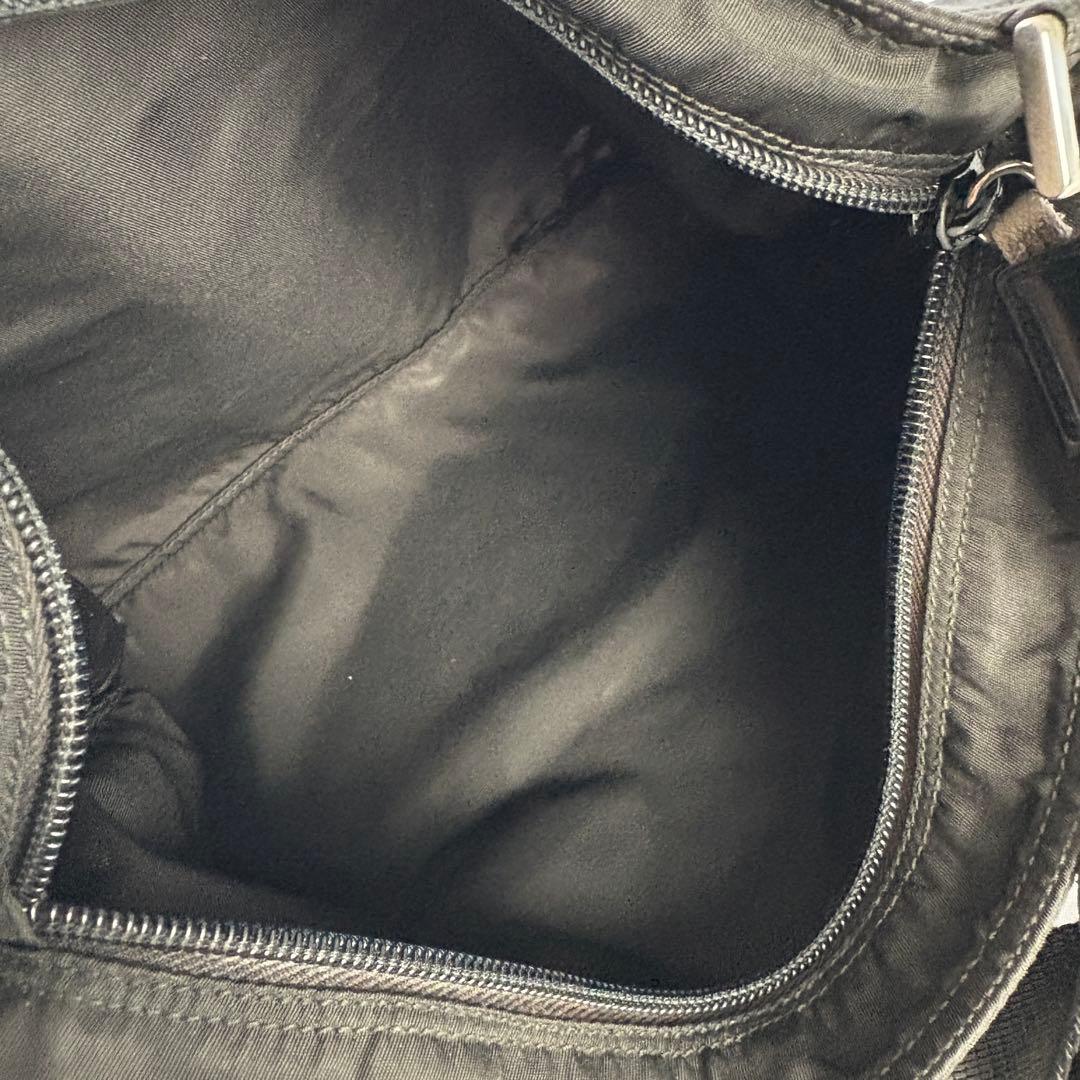 PRADA テスート ショルダーバッグ　サコッシュ　三角プレート 黒 ブラック