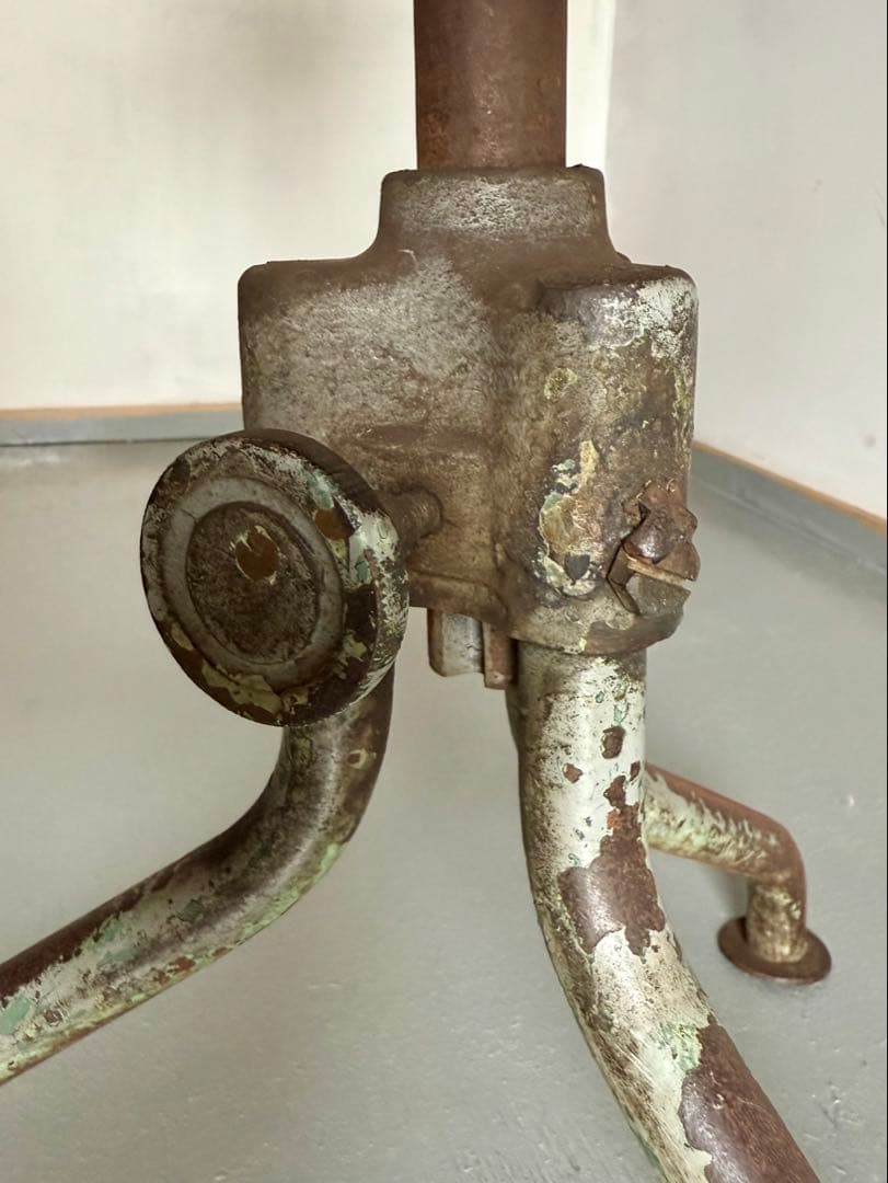 鉄脚 椅子 モケットチェア 電車？