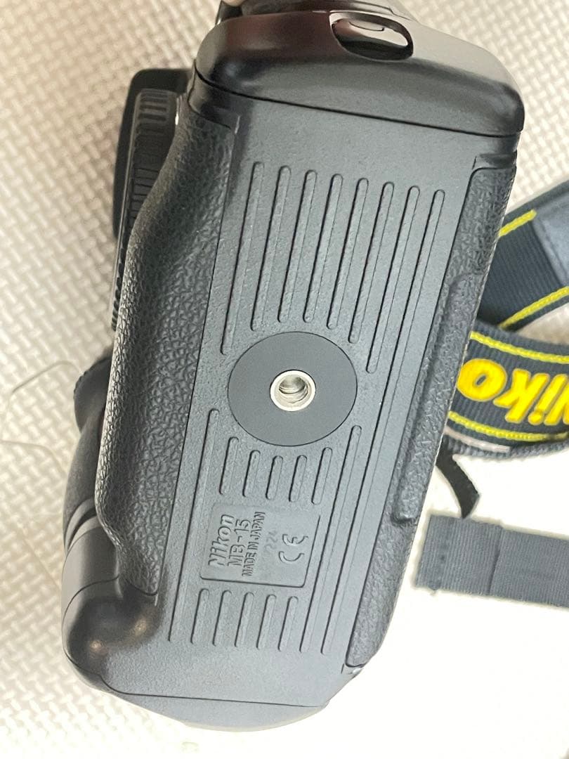 NIKON F１００ フィルムカメラ　バッテリーグリップ、ストラップ