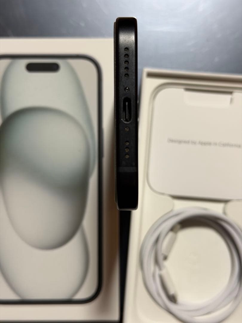 Apple iPhone 15 ブラック本体 充電ケーブル付き　SIMフリー
