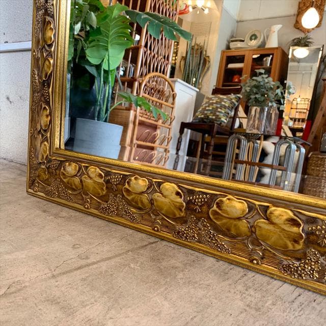 イタリア製のゴールドカラーウォールミラー