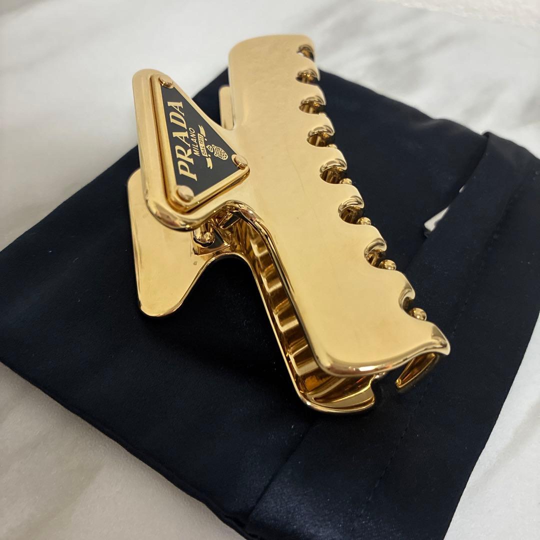 プラダ PRADA ヘアクリップ　ゴールド　ロゴ　正規品　ヘアアクセサリー