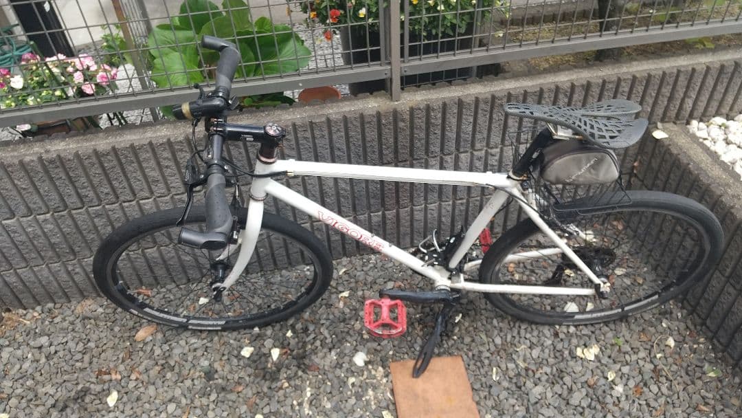 下町育ちさん専用 人気のビゴーレ。 ホワイト クロスバイク 赤色ペダル付き