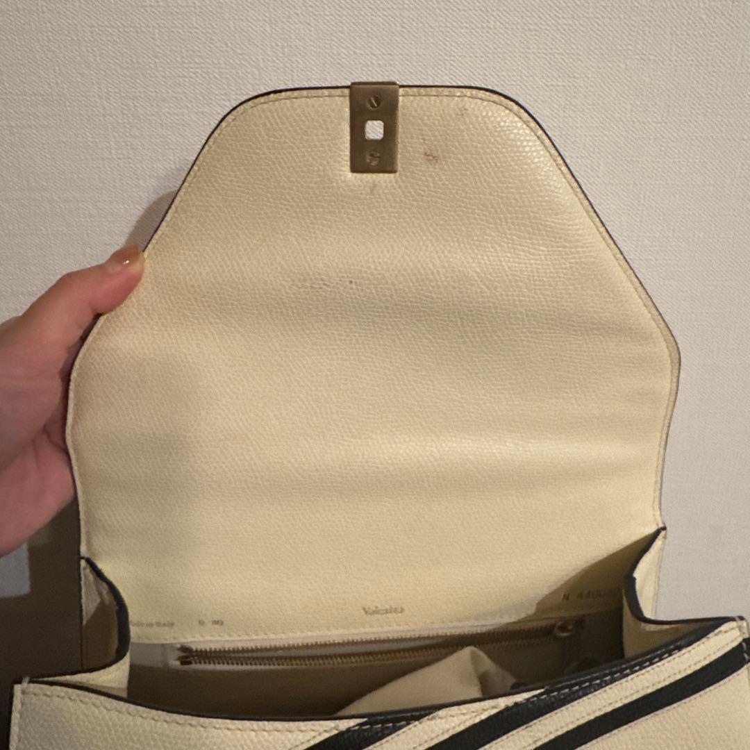 V alextra エレガントなアイボリーとブラックのハンドバッグ