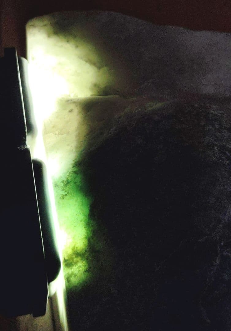 ★翡翠原石★糸魚川硬玉【小滝・転石・底カット】