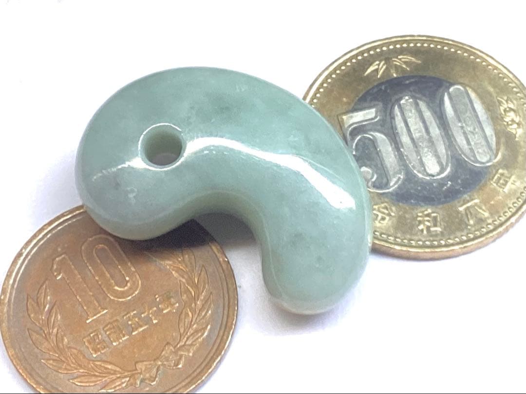 ✳紅色入り‼️ 繊細結晶の糸魚川翡翠勾玉　極上高品質の透過　本物を守護石に‼️