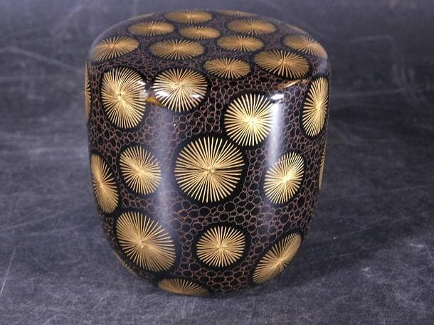 【茶道具　塗師　尚峰　沈金唐松　中棗（共箱）／検：輪島塗】