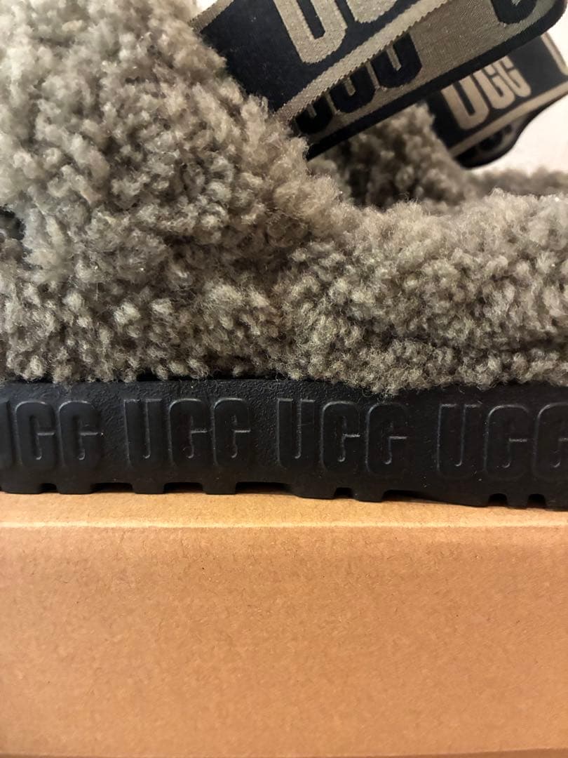 UGG カーキファーサンダル