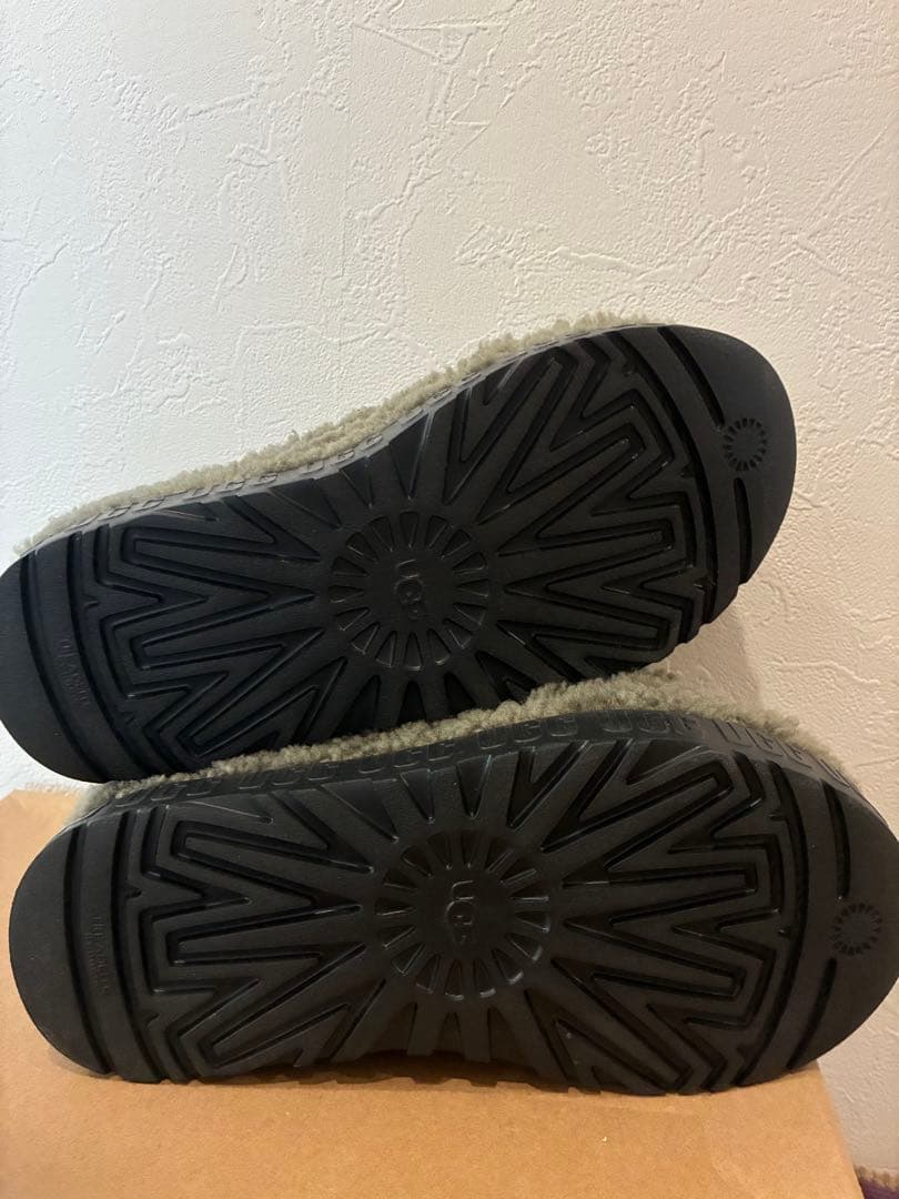 UGG カーキファーサンダル