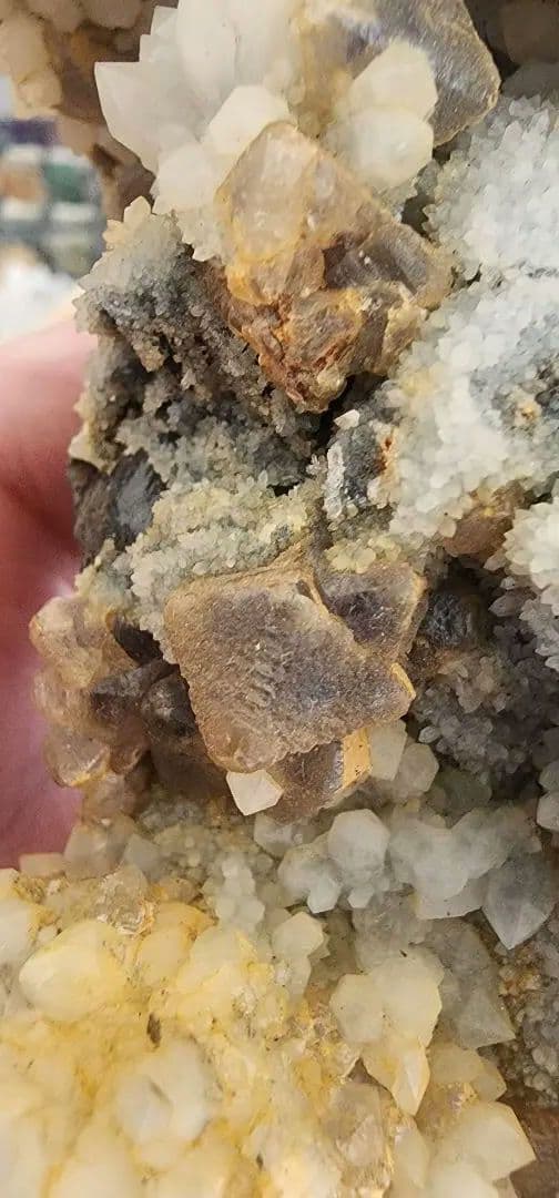 八面体蛍石を含むキャンドルクォーツの花