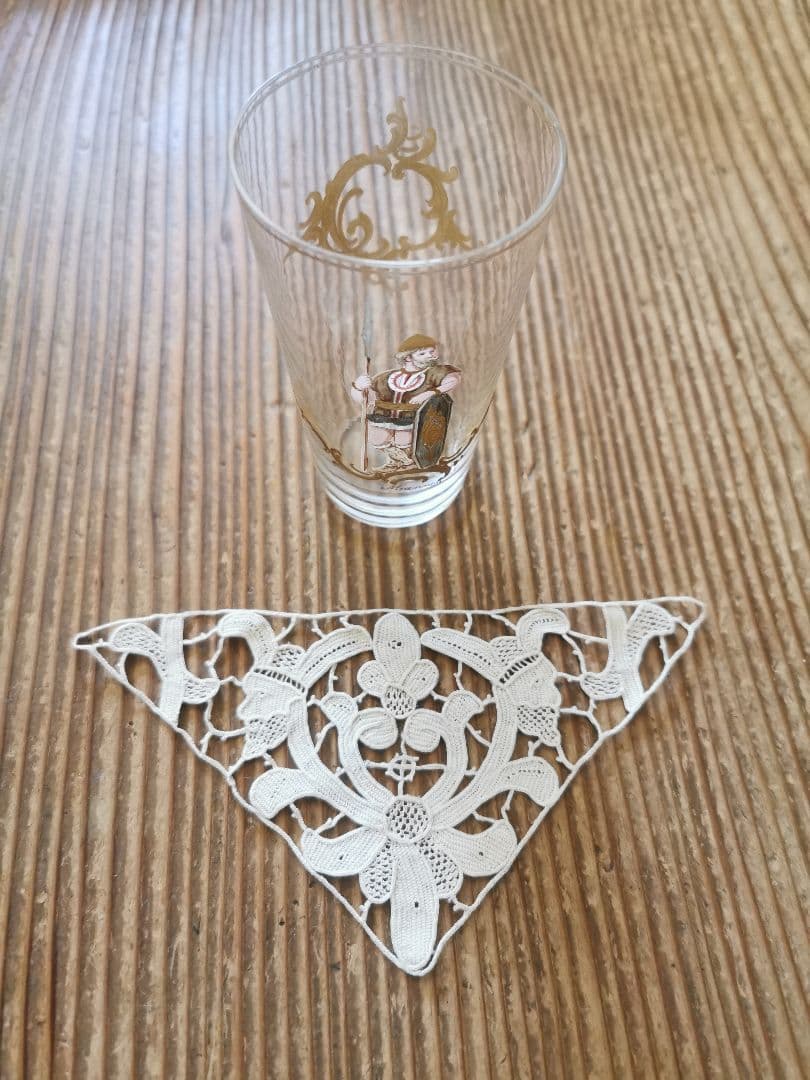 アンティークフランス購入 兵士の横顔と蘭の花✾ トライアングル型 レースドイリー