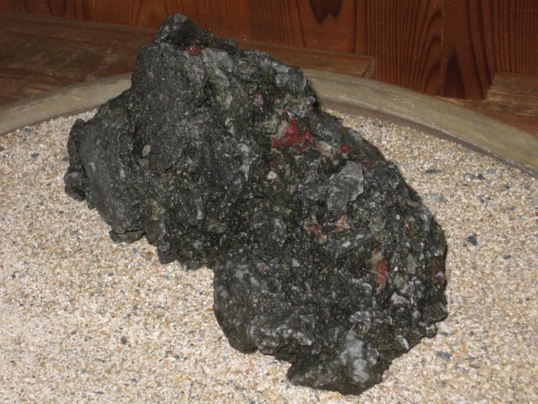 稲*曽様 水石　産地不詳　11cm x 23 x 11cm