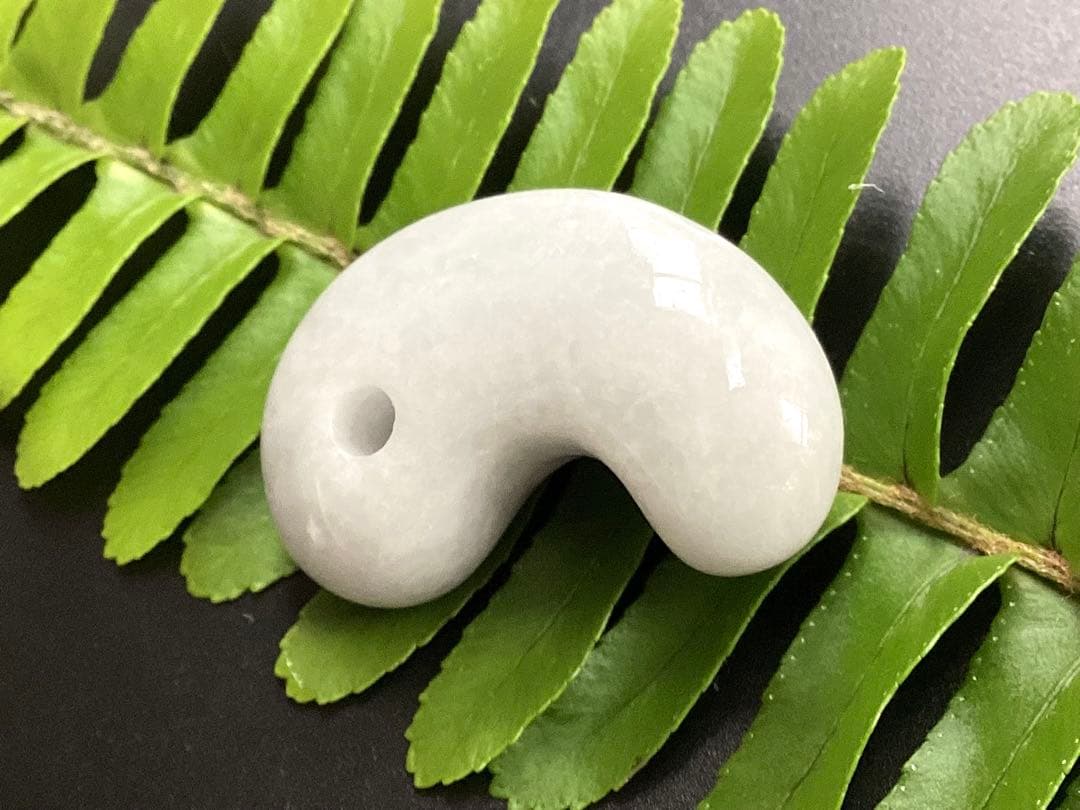 ✳白色糸魚川翡翠勾玉　本物保証品ジェダイト　即ご決断購入を　御守りをお身近に‼️