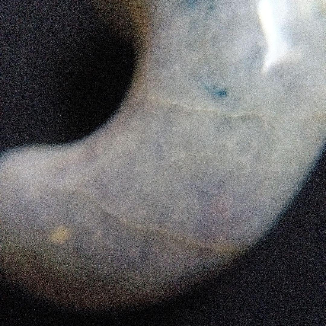 天然石 勾玉　淡い緑色と白色の混合　約18g