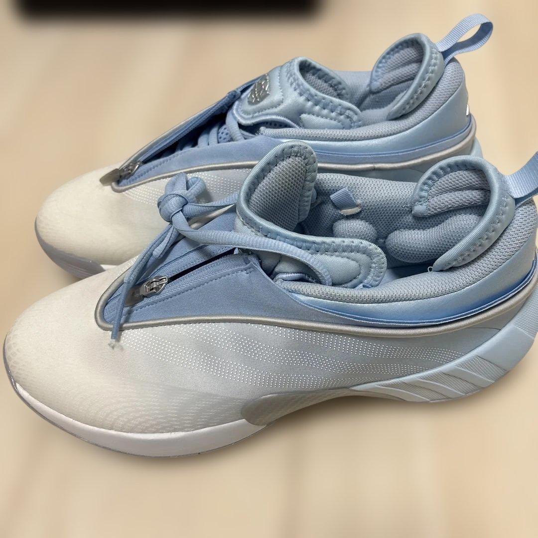 adidas ライトブルー バスケットボールシューズ