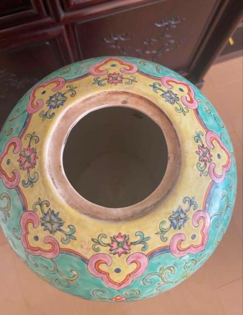 中国古美術品　民国時代　粉彩花草蝶文壺　高さ約28cm