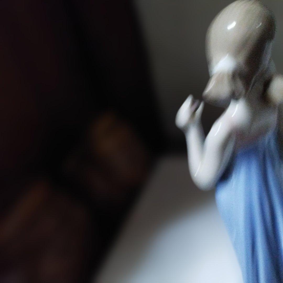 少女の陶器フィギュア 青いドレス