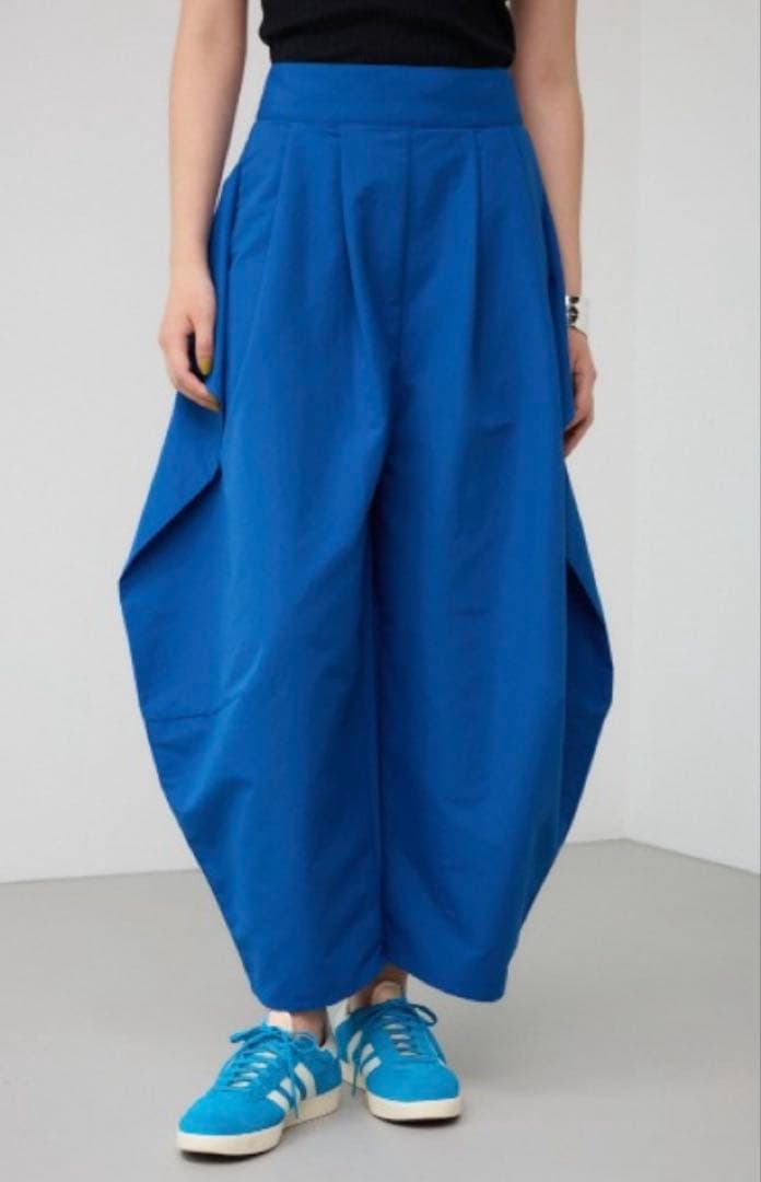 新品未使用タグ付き✨PLUS✨今期✨ デフォルメーションコクーンパンツ✨BLUE