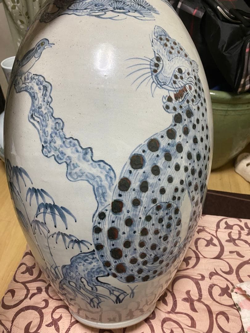 李朝青い豹と松の絵柄の陶器花瓶　骨董品