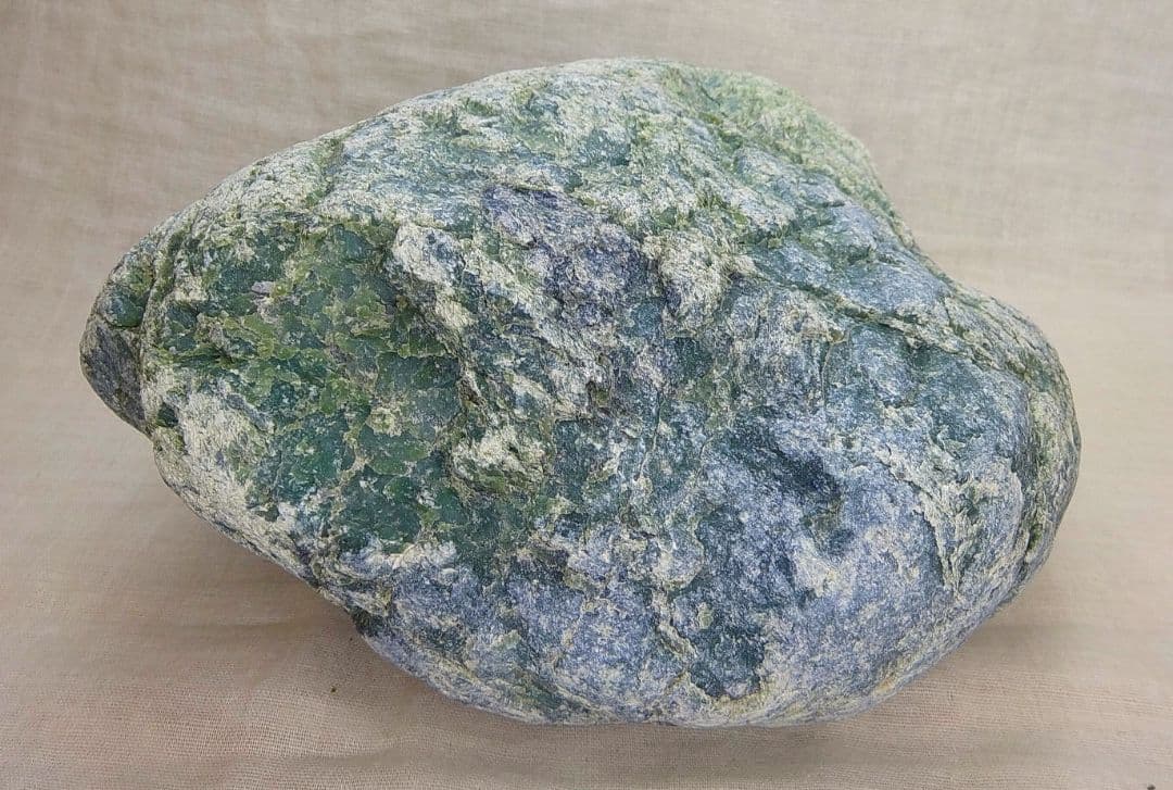 白馬産ネフライト原石(軟玉翡翠)4610g