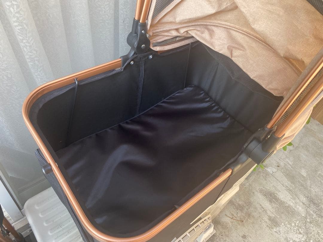 黒のメッシュカバー付きペットカート