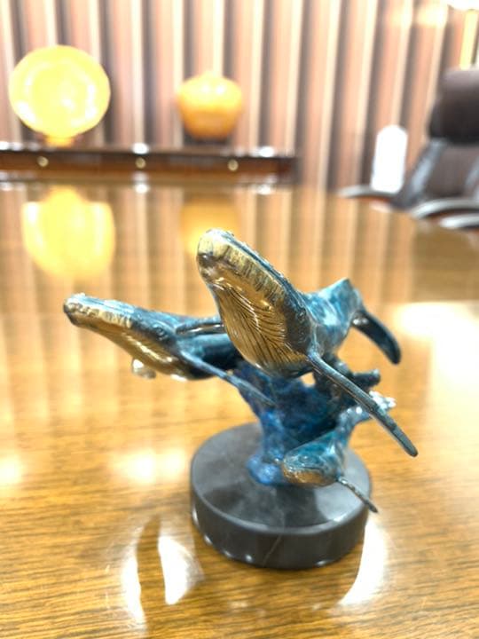 クリスチャンラッセンのクジラの家族のオブジェ