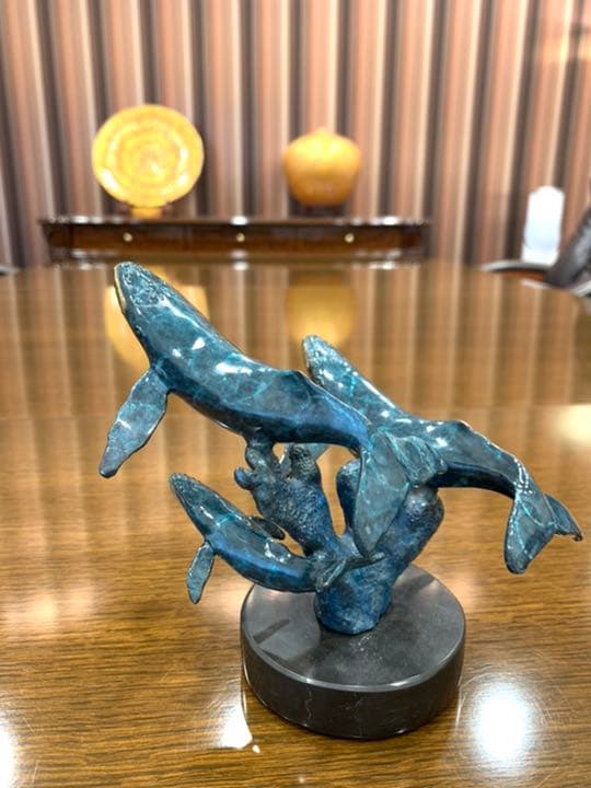 クリスチャンラッセンのクジラの家族のオブジェ