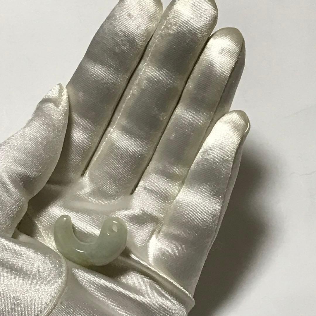 クリーム色っぽい黄緑の細長い翡翠勾玉　糸魚川産