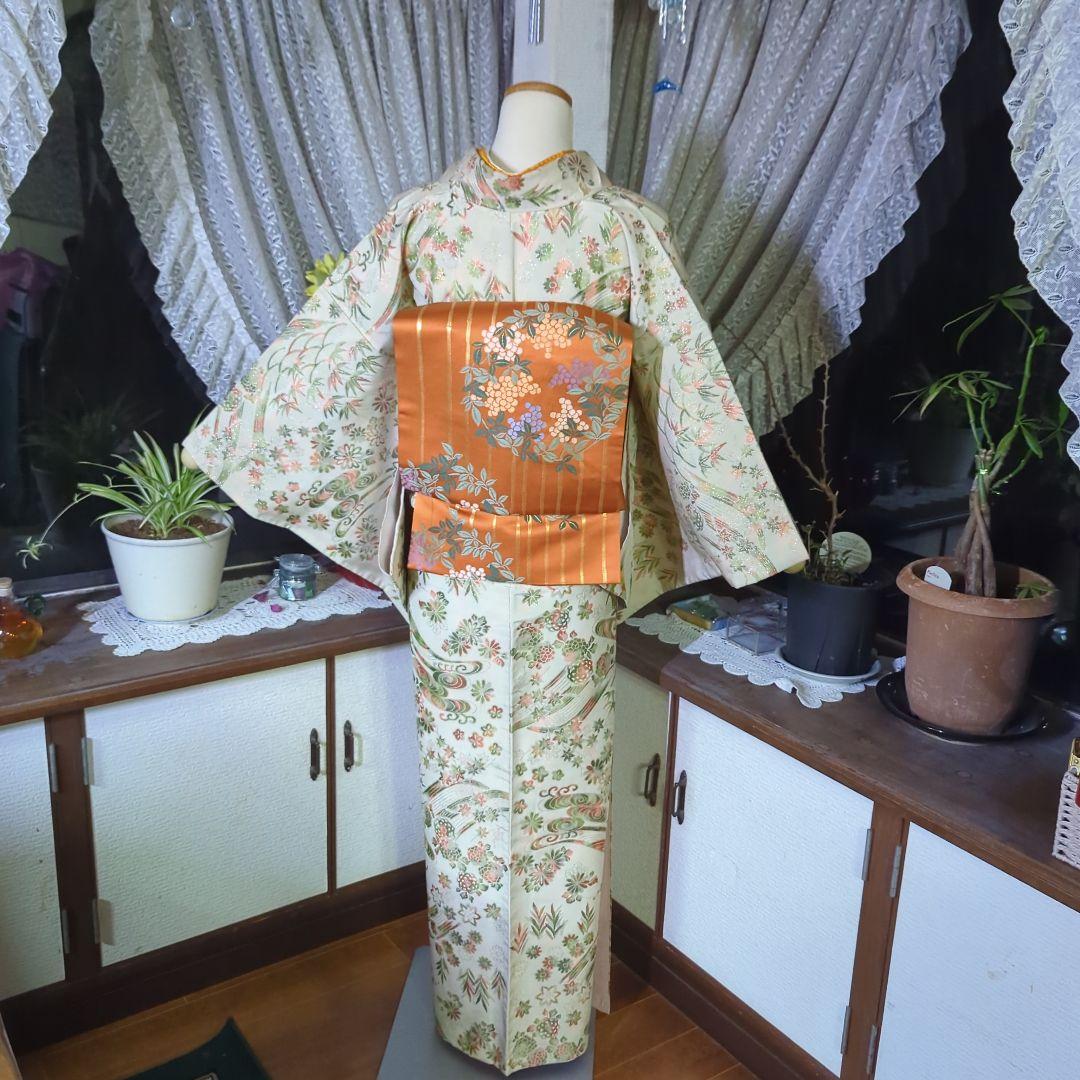 生成り色の地にきらきらと煌めきが美しいアンティークのマジョリカお召のお着物です