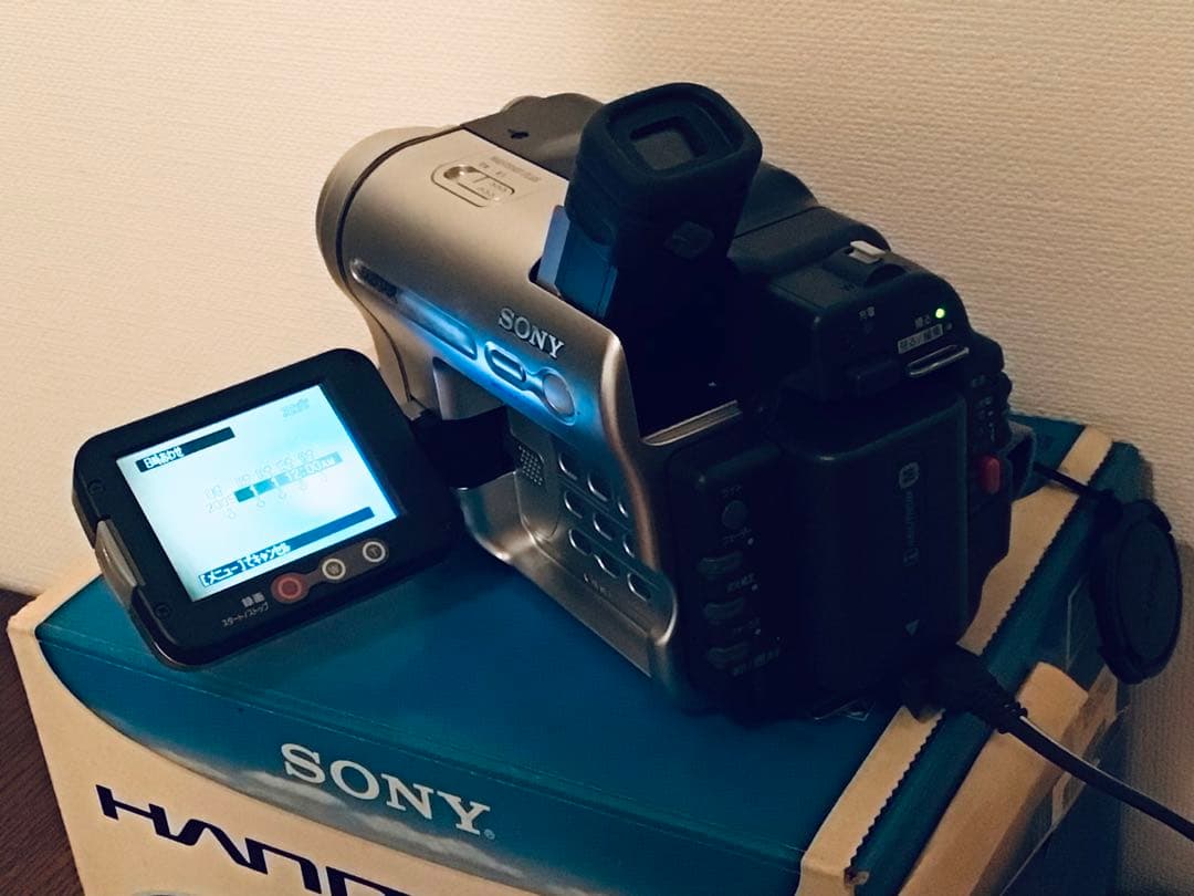 SONY 2.5型液晶モニター搭載Hi-8ビデオカメラ CCD-TRV126美品