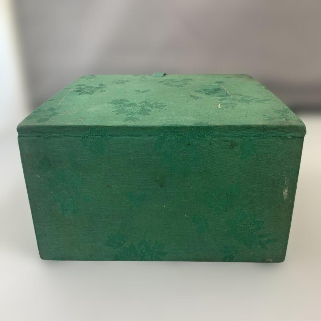 【箱付き】青白磁の女性人物画　中椀