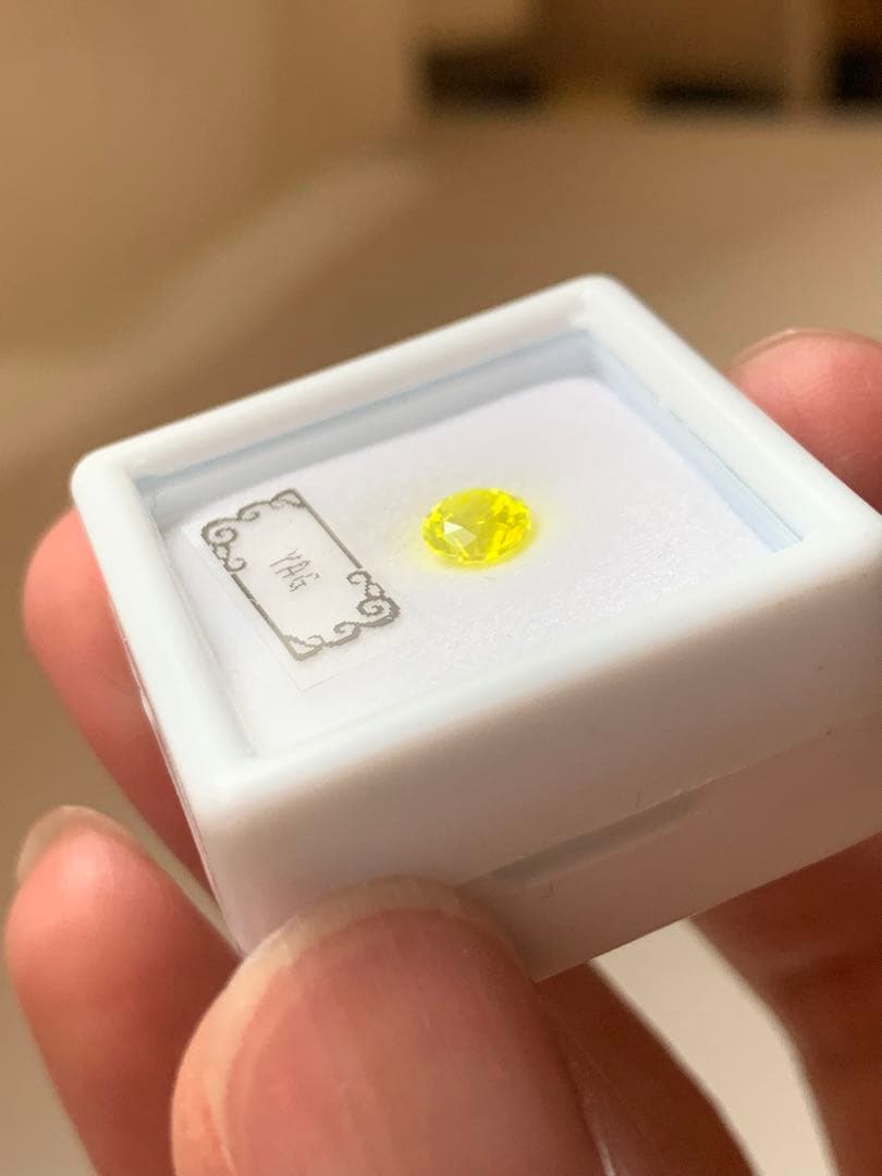 YAG ヤグ　イットリウムアルミニウムガーネット　ルース　ダイヤ　蛍光鉱物　根付