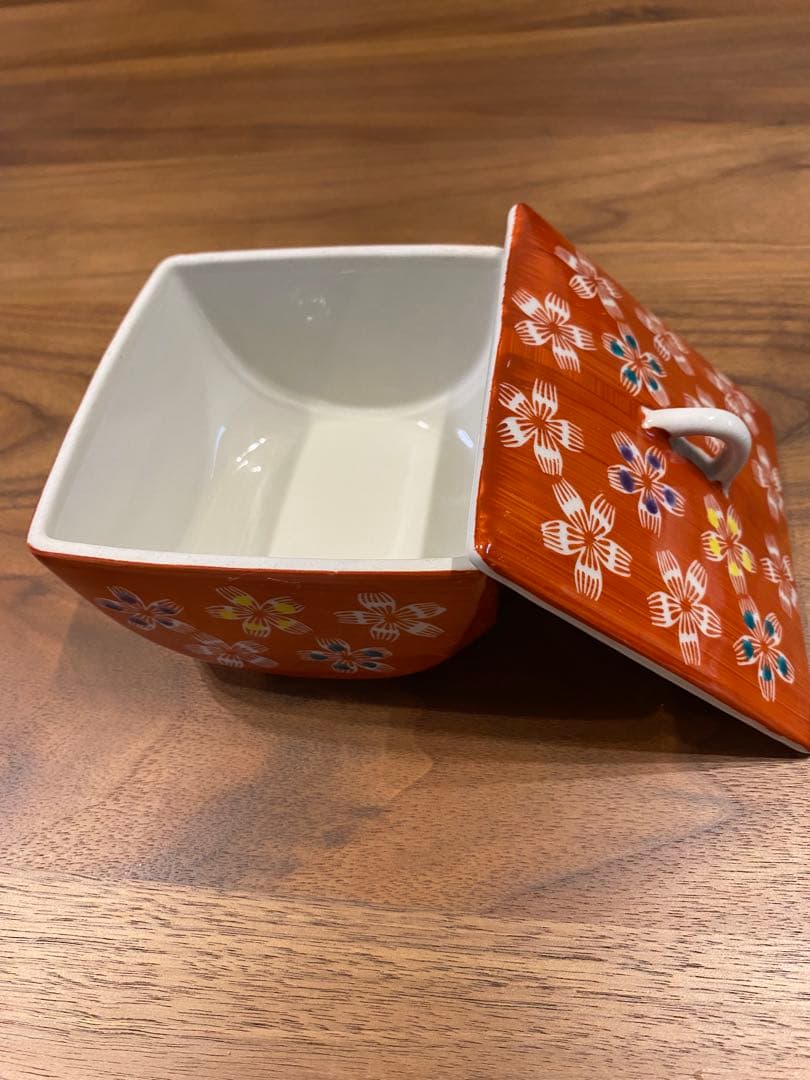 オレンジ色の花柄陶器小物入れ