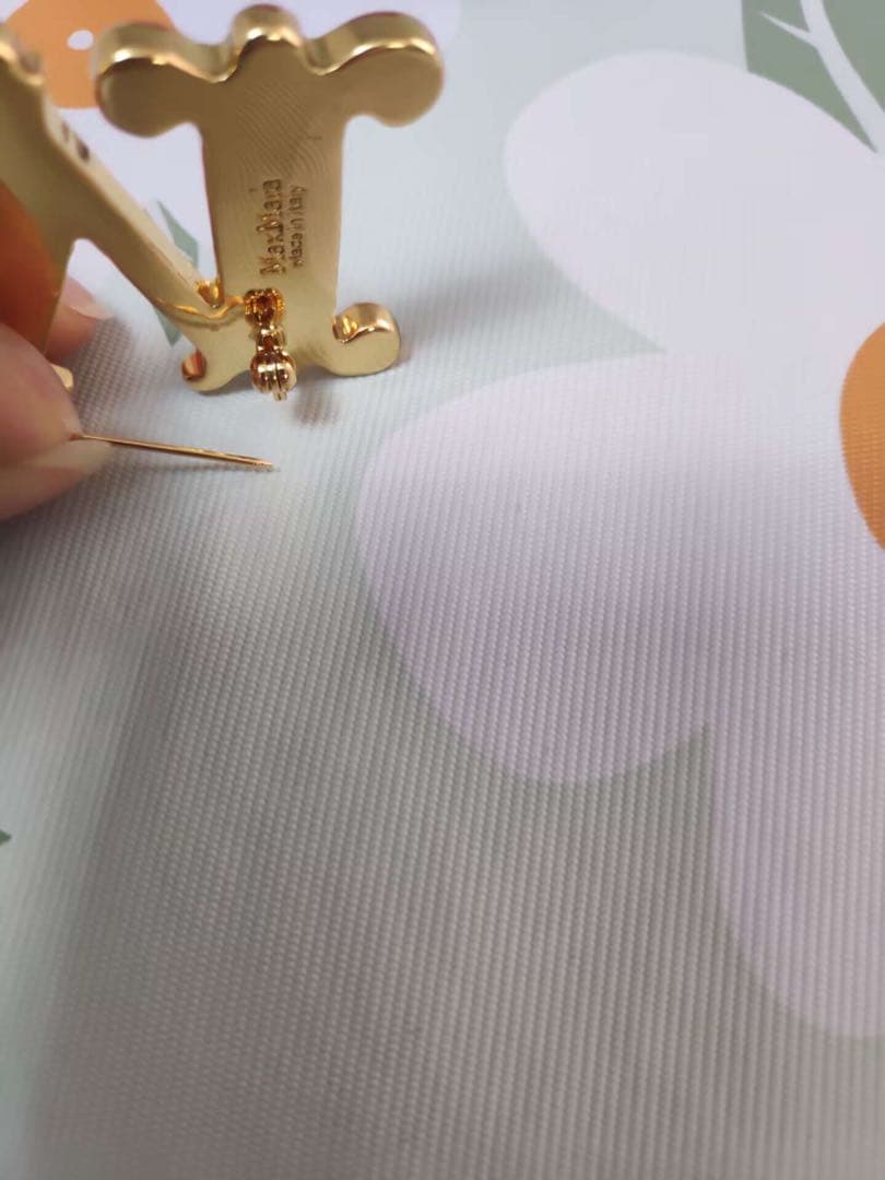 マックスマーラ　クリスタル モノグラムMロゴブローチ パール付き　ゴールド超美品