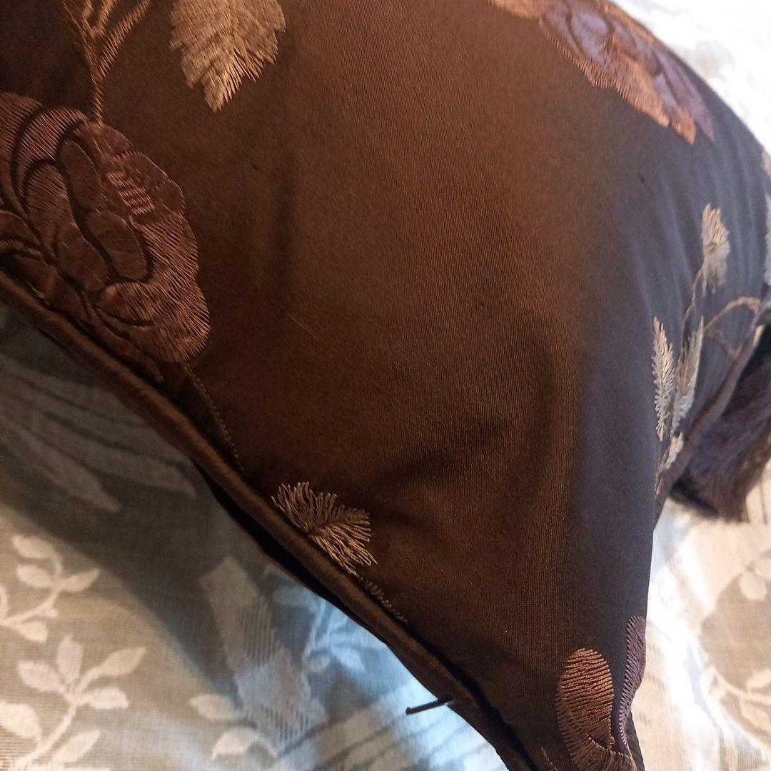 LAURA ASHLEYシルククッション