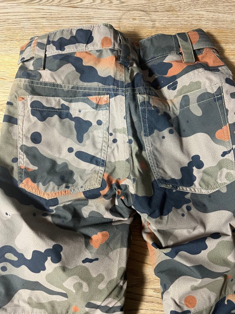 【超美品】BURTON 子ども用 ジャケットと迷彩パンツセット　Ｓ