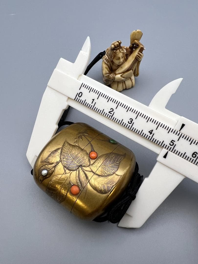 蒔絵三段印籠 在銘 花草蒔絵 金梨地 珊瑚翡翠真珠象嵌 牙根付 本珊瑚 緒締