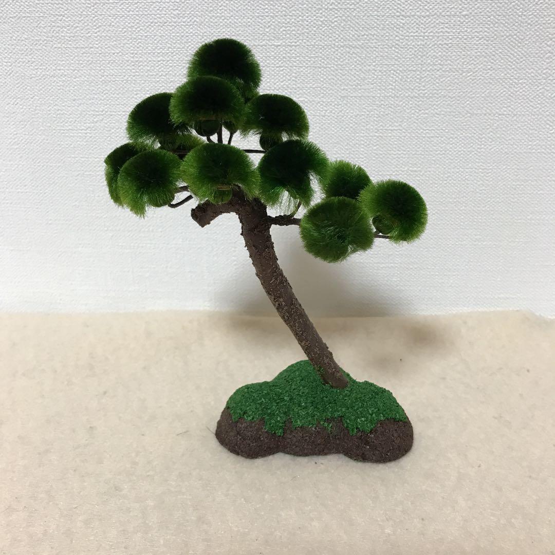 正月飾り　木目込み人形と松
