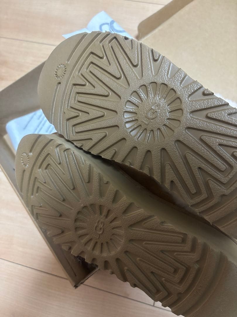 UGG 23cmベージュ ファー付きムートンブーツ