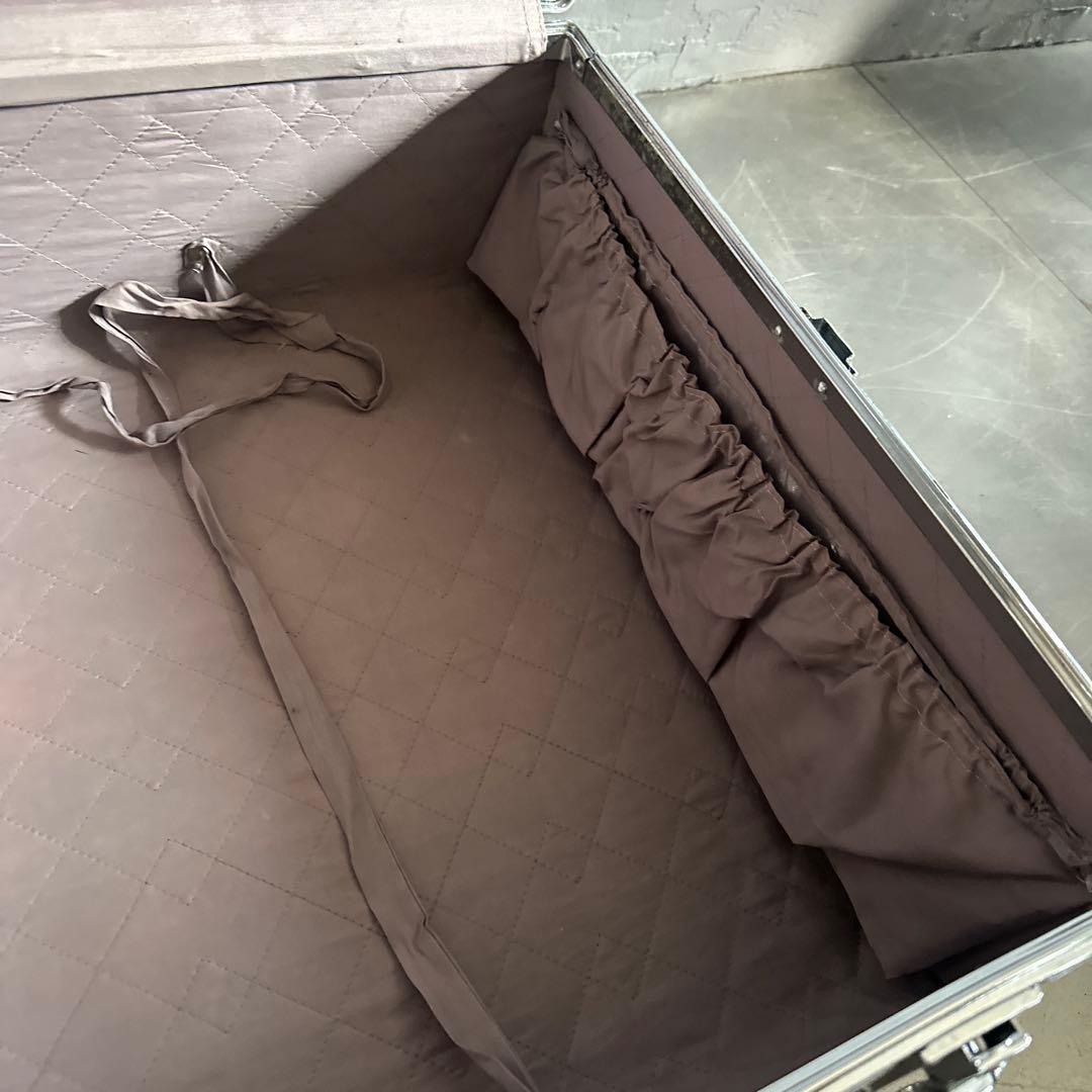 かっこよすぎるアルミニウム製大型スーツケース　収納やテーブルにしたらカッコいい