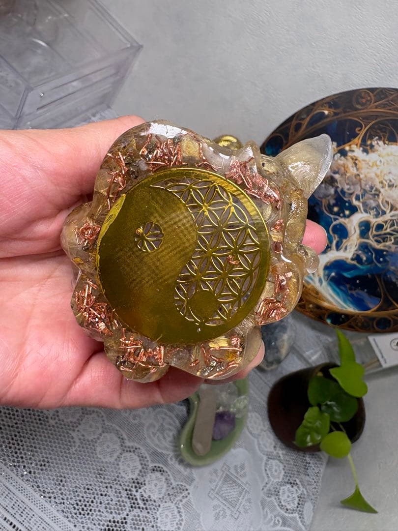 オルゴナイト 九尾の狐小物入れ ゴールドルチルクォーツ