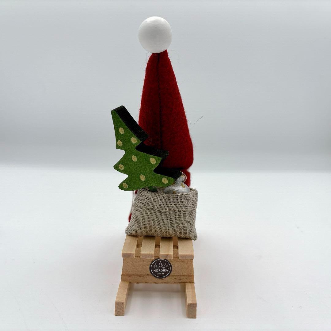 Nordika nisse 2024 高島屋　ツリーとオーナメントを運ぶサンタ