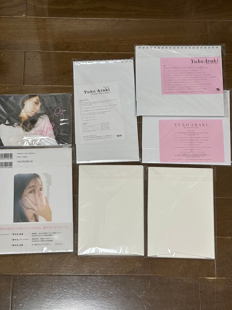 【値下げしました】新木優子スタイルブック1冊＋カレンダー6冊 (2冊サイン入り)